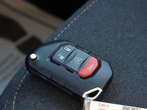 Used 2025 Jeep Wrangler Sahara image 33