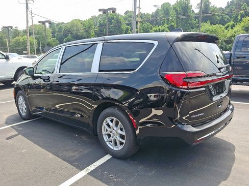 New 2026 Chrysler Pacifica Select image 3