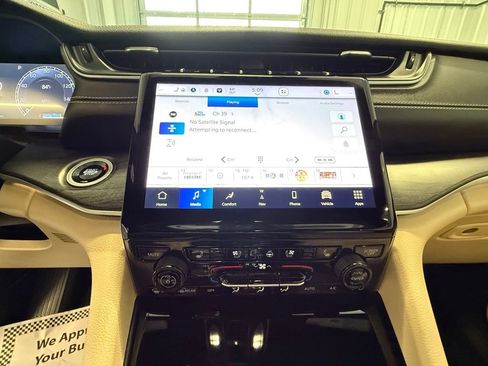 Used 2024 Jeep Grand Cherokee Limited w/ Luxury Tech Group II image 28