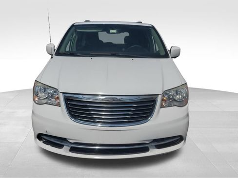 Used 2016 Chrysler Town & Country Touring FWD image 8