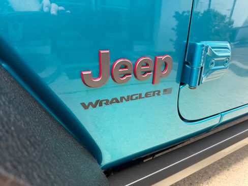 Used 2024 Jeep Wrangler Unlimited Rubicon w/ Convenience Group AWD/4WD image 16