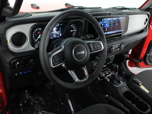 Used 2025 Jeep Wrangler Unlimited Sahara w/ Safety Group AWD/4WD image 8