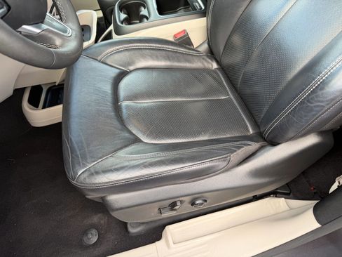 Used 2022 Chrysler Pacifica Touring-L image 9