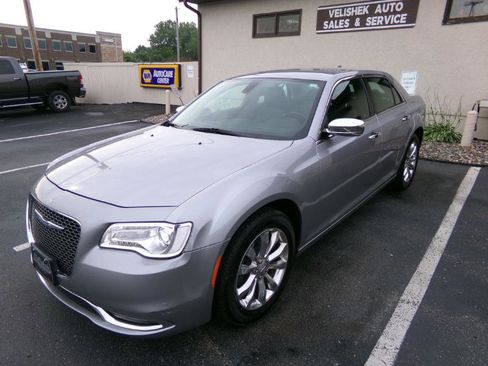 Used 2018 Chrysler 300 Limited image 7