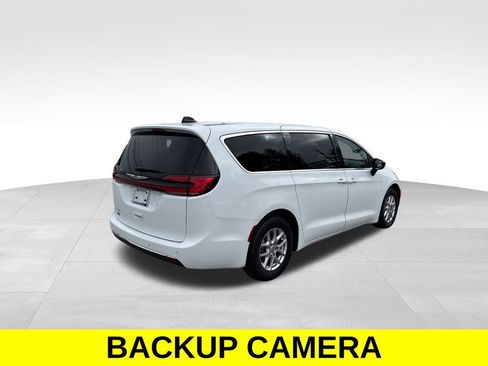 Used 2024 Chrysler Pacifica Touring-L image 6