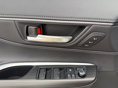 Used 2023 Toyota Venza Limited image 11