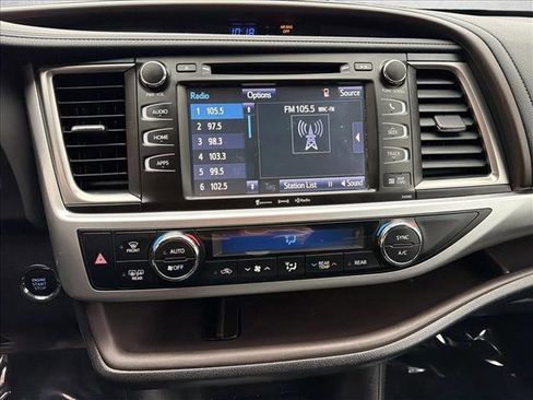 Used 2019 Toyota Highlander XLE image 18