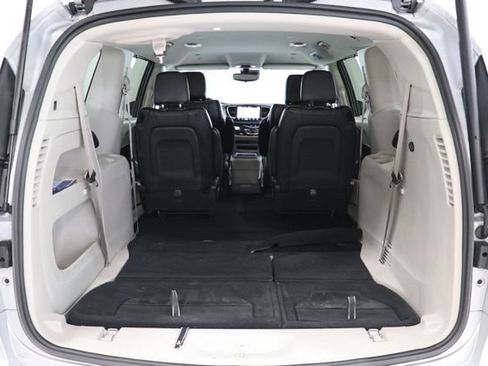 Used 2024 Chrysler Pacifica Touring-L FWD image 33
