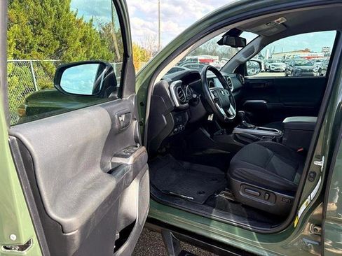Used 2021 Toyota Tacoma SR5 w/ Trail Edition image 17
