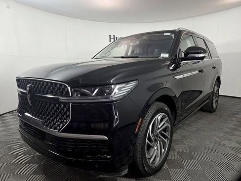 Used 2025 Lincoln Navigator Reserve AWD/4WD image 2