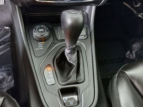 Used 2019 Jeep Cherokee Latitude Plus w/ Cold Weather Group AWD/4WD image 8