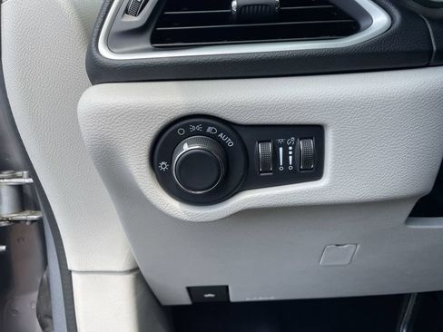 Used 2020 Chrysler Voyager Lxi FWD image 17