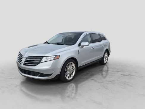 Used 2019 Lincoln MKT AWD image 4