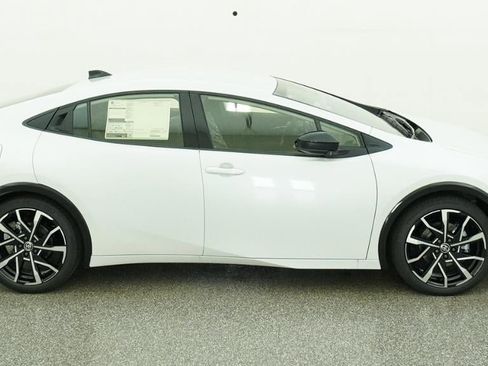 New 2026 Toyota Prius Plug-In Hybrid FWD image 11