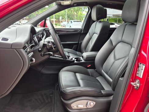 Certified 2025 Porsche Macan AWD/4WD image 5