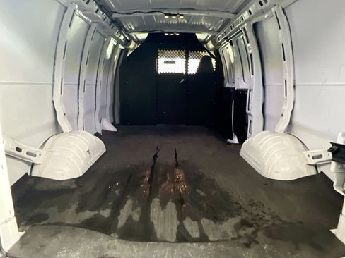 Used 2020 GMC Savana 3500 RWD image 28