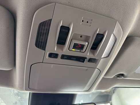 Used 2023 Toyota Highlander Limited image 32