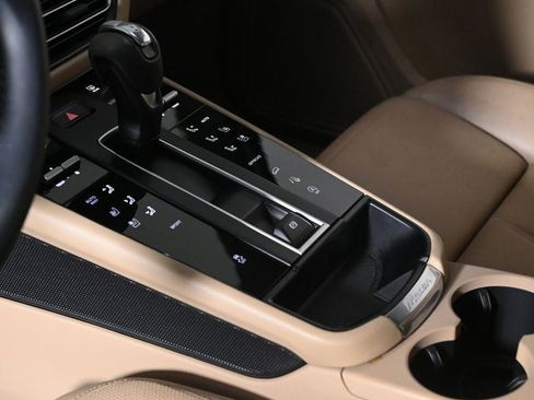 Certified 2023 Porsche Macan AWD/4WD image 21
