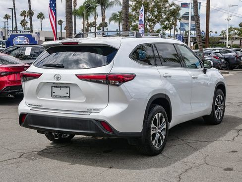 Used 2022 Toyota Highlander XLE AWD/4WD image 4