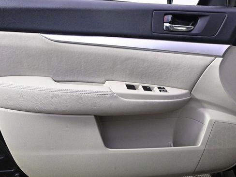 Used 2010 Subaru Outback 2.5i Premium image 22