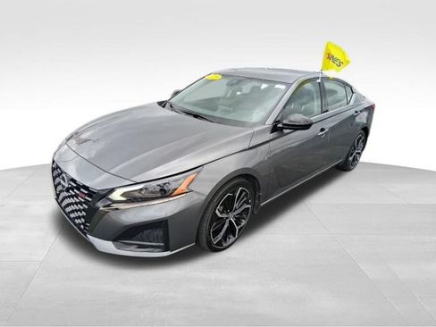 Used 2025 Nissan Altima 2.5 SR FWD image 10