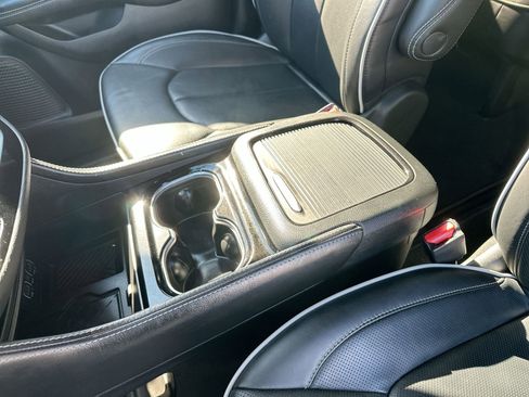 Used 2025 Chrysler Pacifica Limited image 21