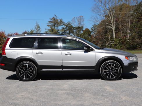 Used 2016 Volvo XC70 T5 Platinum w/ Climate Package image 2