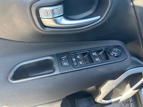 Used 2021 Jeep Renegade Latitude image 18