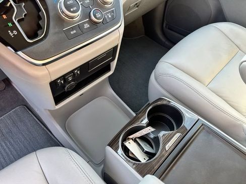 Used 2018 Toyota Sienna XLE w/ XLE Navigation Package FWD image 19