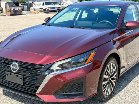 Used 2024 Nissan Altima 2.5 SV w/ SV Premium Package AWD/4WD image 9