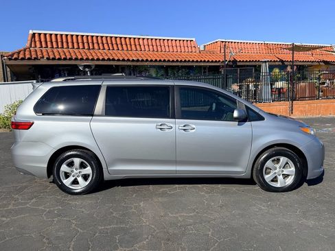 Used 2017 Toyota Sienna LE FWD image 6