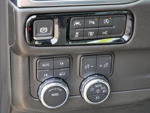 Used 2025 GMC Yukon Denali w/ Sun & Power Step Package AWD/4WD image 40