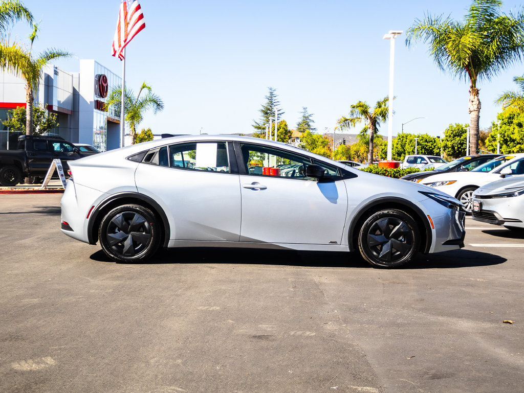 Used 2026 Toyota Prius LE AWD/4WD image 11