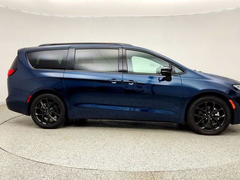 Used 2025 Chrysler Pacifica Limited FWD image 4