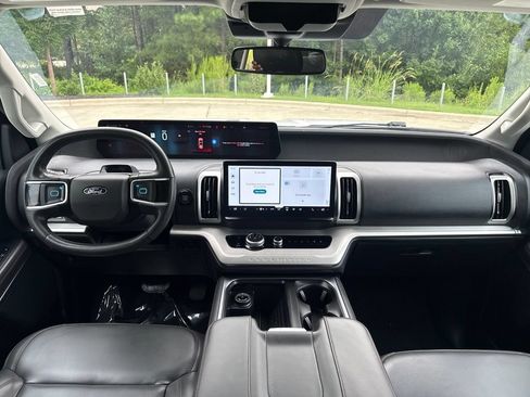 Used 2025 Ford Expedition Active AWD/4WD image 16