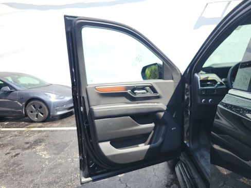 Used 2025 GMC Yukon Denali AWD/4WD image 26