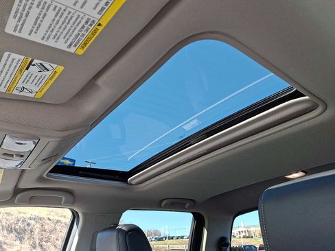 Used 2025 Nissan Frontier SL image 14