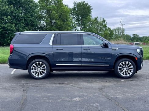 Used 2021 GMC Yukon XL Denali w/ Denali Premium Package AWD/4WD image 5