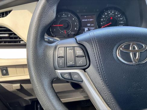 Used 2015 Toyota Sienna LE FWD image 21