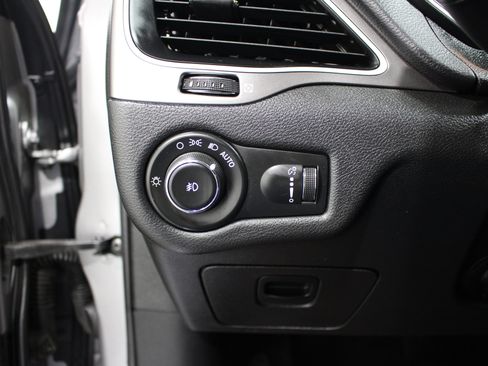 Used 2019 Jeep Cherokee Latitude w/ Popular Appearance Group FWD image 8