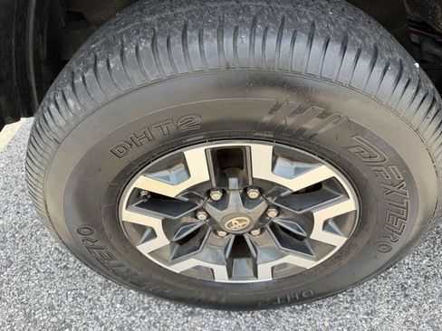Used 2016 Toyota Tacoma TRD Off-Road w/ Premium & Technology Package RWD image 32