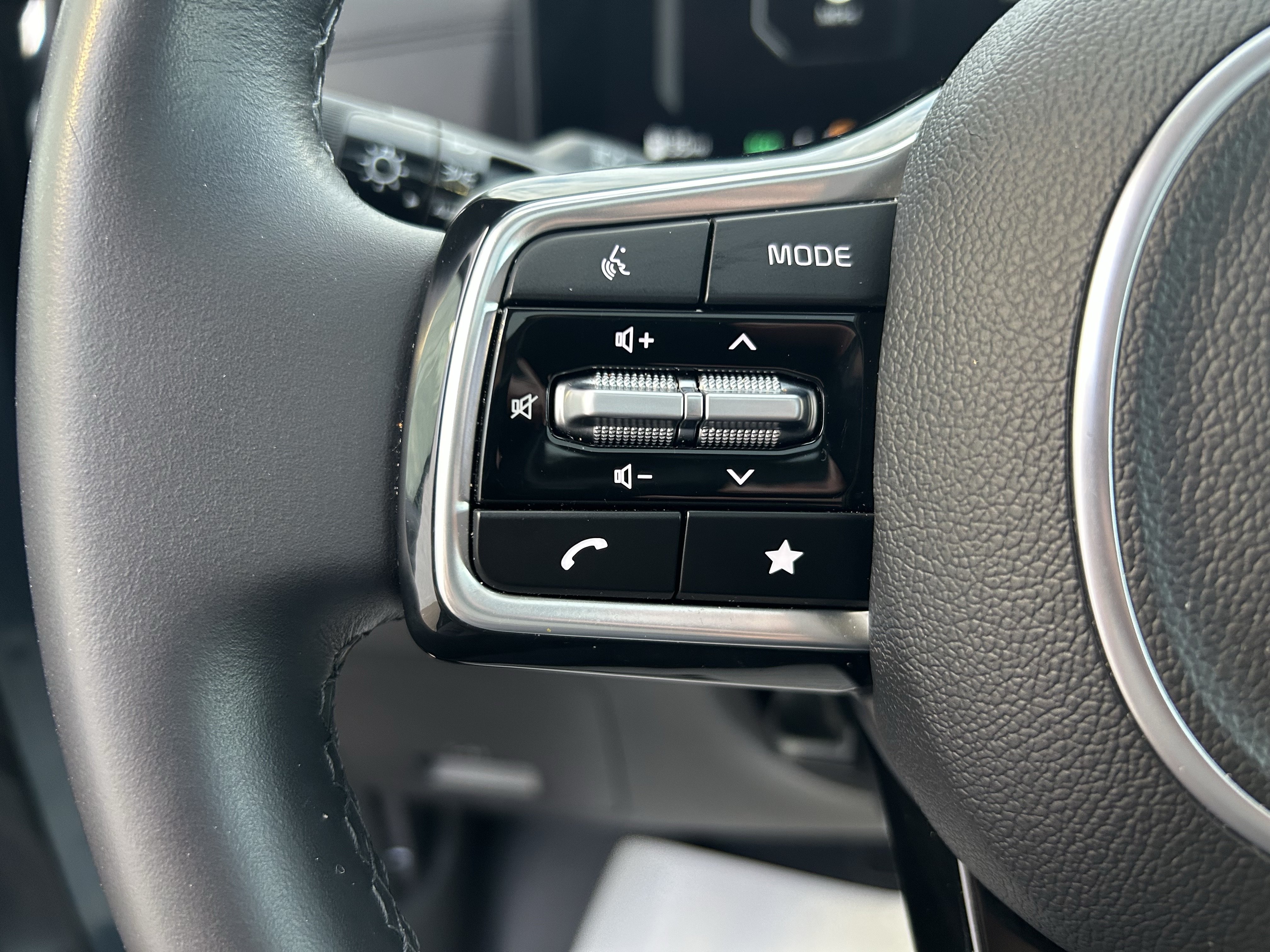 Used 2025 Kia Carnival SX w/ SX Dark Edition Package FWD image 28