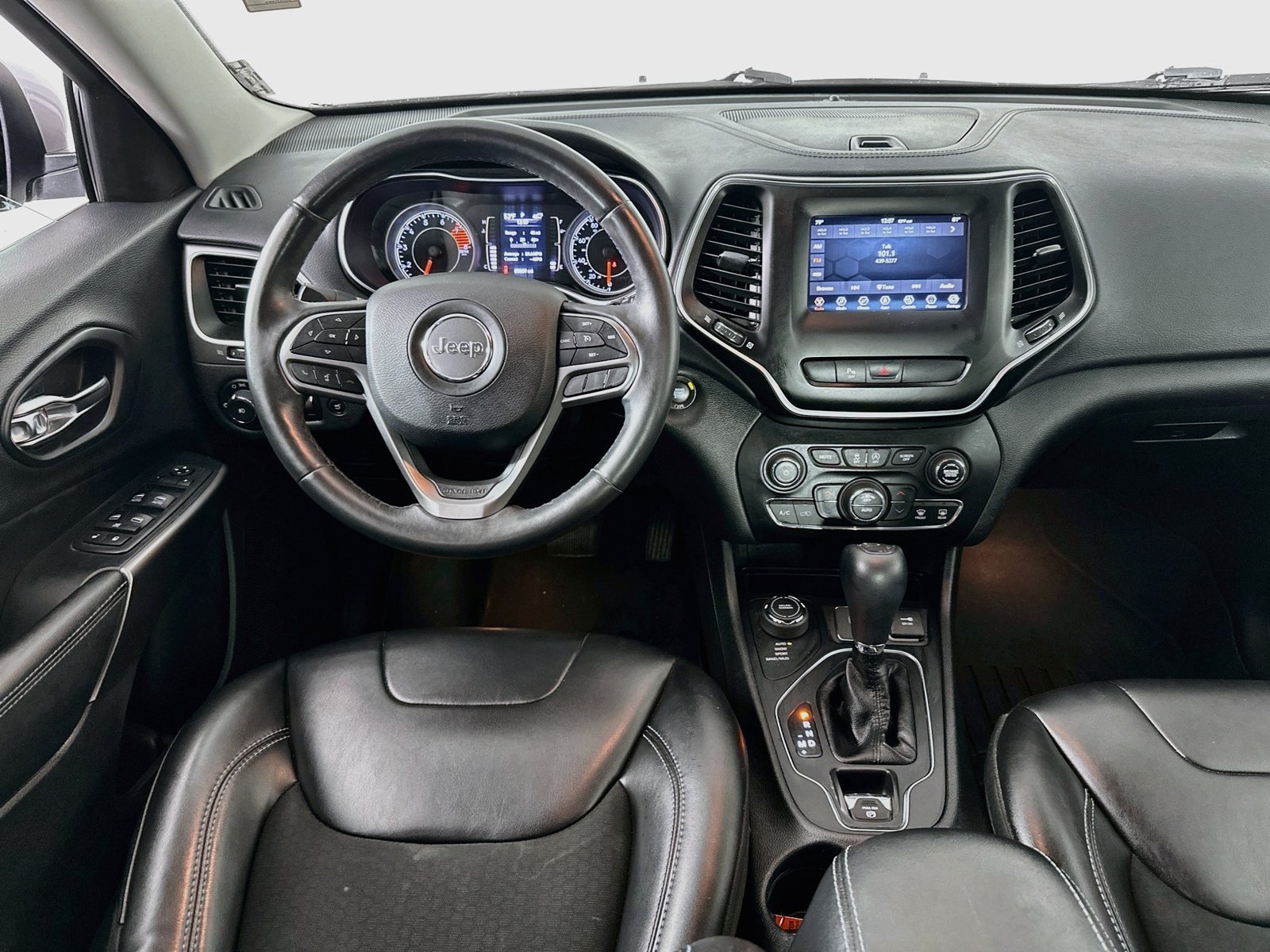 Used 2019 Jeep Cherokee Latitude Plus w/ Comfort/Convenience Group AWD/4WD image 21