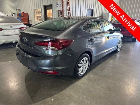 Used 2020 Hyundai Elantra SE FWD image 3
