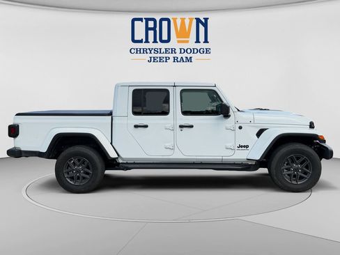Used 2026 Jeep Gladiator Sport AWD/4WD image 2