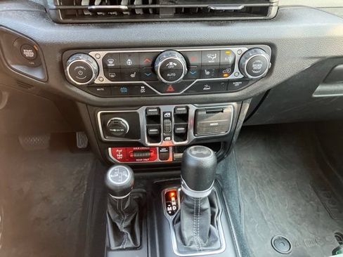 Used 2024 Jeep Wrangler Unlimited AWD/4WD image 16