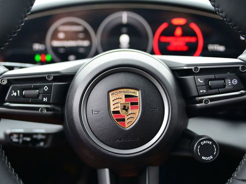 Used 2025 Porsche Taycan image 34