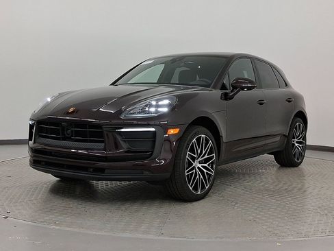 Used 2025 Porsche Macan image 1