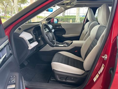 New 2025 Mitsubishi Outlander SE image 5