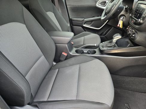 Used 2024 Kia Soul LX w/ Option Group 015 FWD image 9